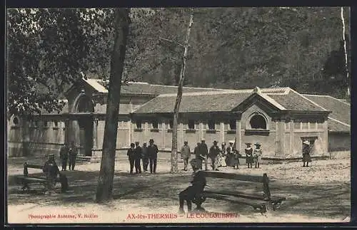 AK Ax-les-Thermes, Le Couloubret et les promeneurs devant le bâtiment thermal