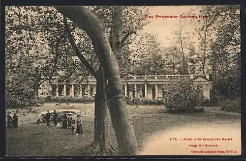 AK Audinac-les-Bains, Vue du parc avec colonnade et promeneurs