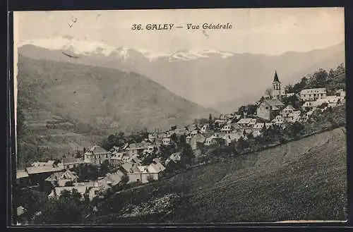 AK Galey, Vue générale du village avec montagnes en arrière-plan