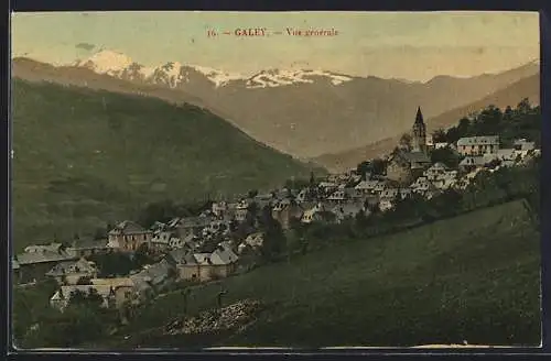 AK Galey, Vue générale du village avec montagnes en arrière-plan