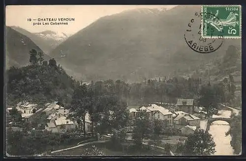 AK Château-Verdun, Vue sur le village près de Les Cabannes et montagnes environnantes