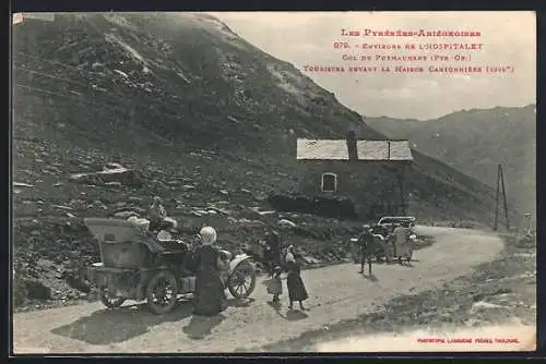 AK Col du Puymorens, Touristes devant la maison cantonnière