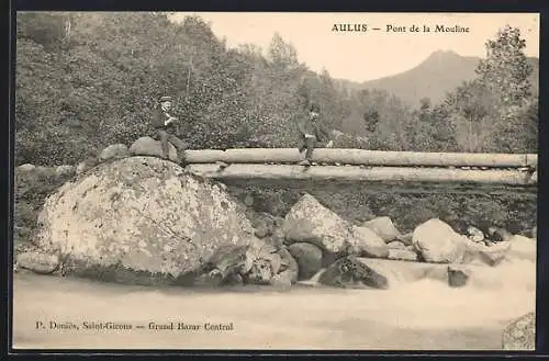 AK Aulus, Pont de la Mouline avec deux hommes sur le pont en rondins et paysage montagneux