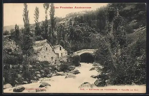 AK Vicdessos, Vue pittoresque du pont et des maisons en pierre dans la vallée de Suc