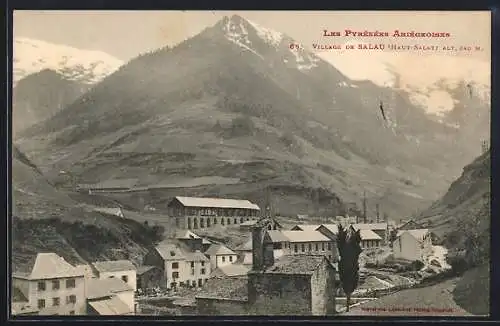 AK Salau, Vue du village de Salau dans les Pyrénées ariégeoises avec montagnes en arrière-plan