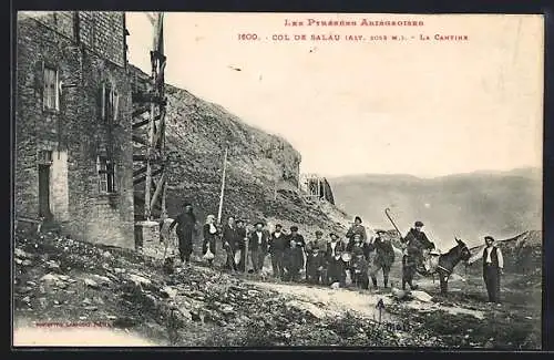 AK Col de Salau, Groupe de personnes devant La Cantine dans les Pyrénées Ariégeoises