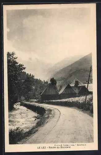 AK Le Lez, Route du Boccard au bord de la rivière et montagnes en arrière-plan