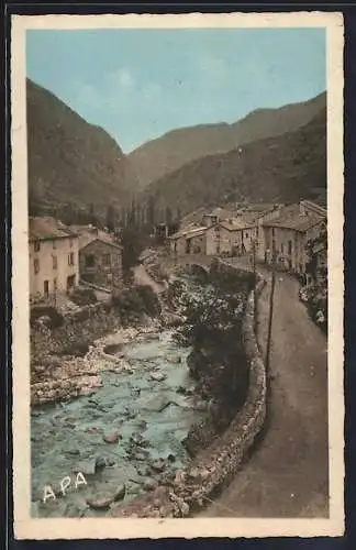 AK Aulus-les-Bains, Vue du village et rivière de montagne serpentine