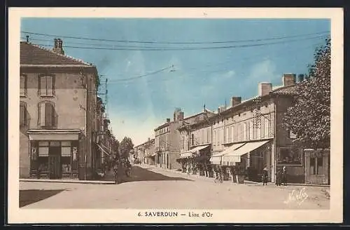 AK Saverdun, Lion d`Or et rue animée avec commerces et piétons