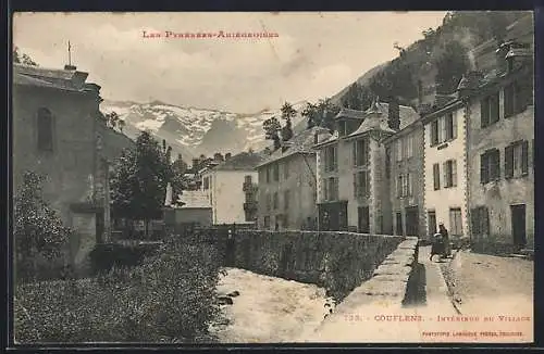 AK Couflens, Intérieur du village avec vue sur les Pyrénées enneigées