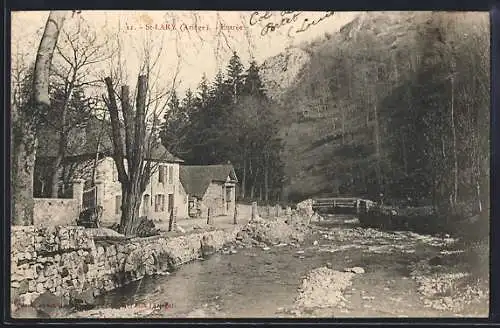 AK St-Lary, Vue de la rivière et des maisons en bordure de forêt