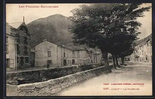 AK Auzat, Le Faubourg avec vue sur les Pyrénées Ariégeoises