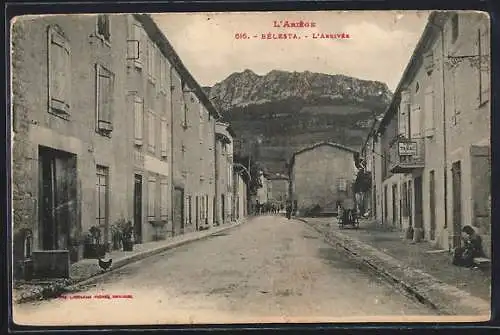 AK Bélesta, L`Arrivée avec vue sur la montagne en arrière-plan