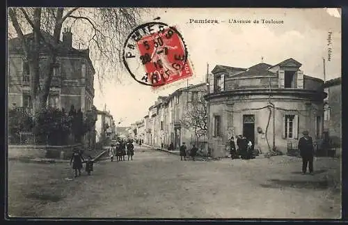 AK Pamiers, L`Avenue de Toulouse animée avec passants et bâtiments historiques