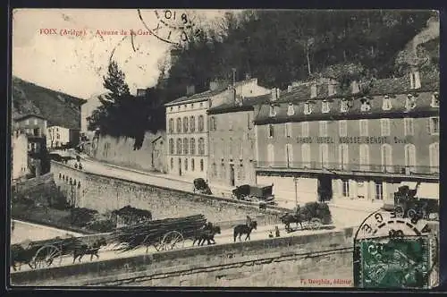 AK Foix, Avenue de la Gare avec Grand Hôtel Roussel Bénazit et charrettes tirées par des chevaux