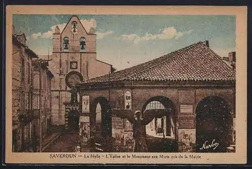 AK Saverdun, La Halle, l`Église et le Monument aux Morts près de la Mairie