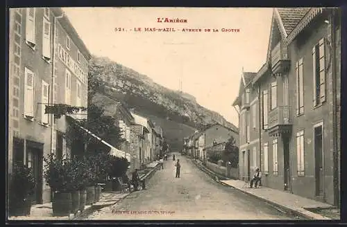 AK Le Mas-d`Azil, Avenue de la Grotte avec vue sur la colline