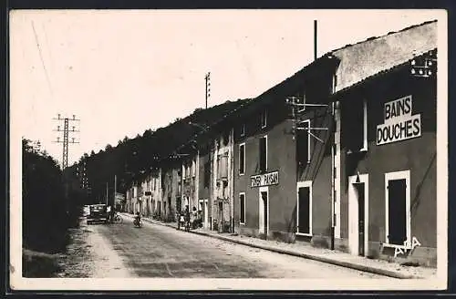 AK Celles, Quartier du Grand Chemin avec enseignes Bains Douche et Épicerie Paysan