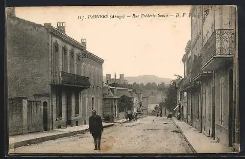 AK Pamiers, Rue Frédéric-Soulié avec passants et maisons anciennes