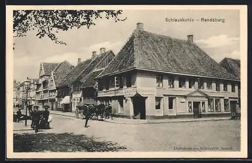 AK Rendsburg, Strassenpartie in der Schleuskuhle, Kutsche und Passanten