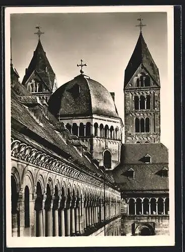 Foto-AK Deutscher Kunstverlag, NR 32 Walter Hege: Speyer, Dom, Blick auf die südliche Langhauswand nach Osten