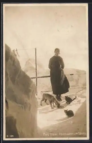 AK Säntis, Frau Steier mit Hund und Katzen vor dem Observatorium