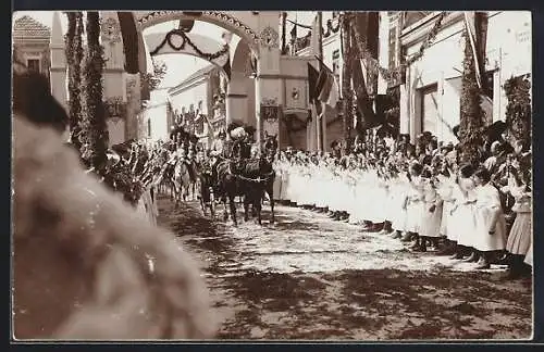 Foto-AK Sarajevo, Kaiser Franz Josef I. von Österreich bei einer Militärparade, 1910