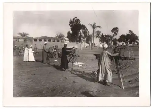 Fotografie Atlantic, Baumwoll-Spinner in Ägypten arbeiten auf offener Strasse 1940