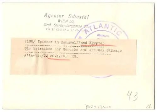 Fotografie Atlantic, Baumwoll-Spinner in Ägypten arbeiten auf offener Strasse 1940