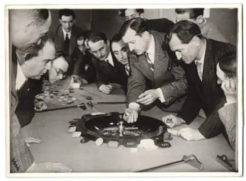 Fotografie unbekannter Fotograf, Ansicht Paris, Croupier Schule, angehende Croupier's erlernen das Roulette-Spiel