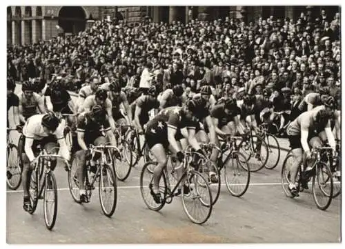 Fotografie Schostal, Ansicht Wien, Radrennen Rund um das Wiener Rathaus, Start der Radrennfahrer über 60 Runden