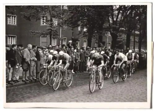 Fotografie Atlantic, Ansicht Berlin-Treptow, Krugallee, Fahrradrennen Berlin-Cottbus-Berlin, Amateure im Rennen 1941