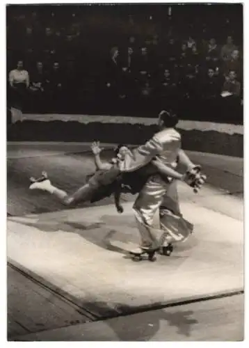 Fotografie Zirkus Hagenbeck, Schausteller / Akrobaten während einer Vorstellung 1941