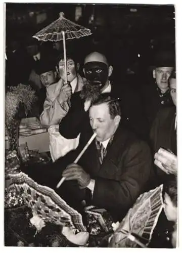 Fotografie Silvesterfeier 1938,  Doppelgänger mit Schirm-Tröte