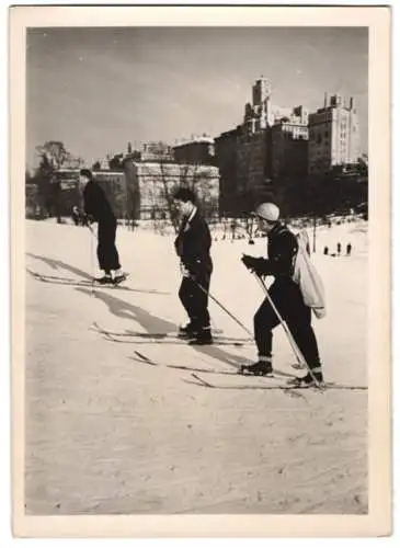 Fotografie Atlantic, Ansicht New York City, Wintersportler auf Ski im Central Park 1940