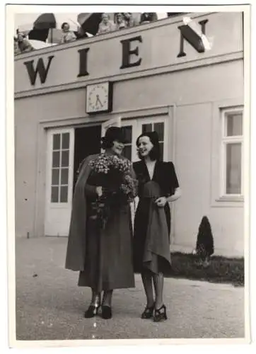 Fotografie Wilhelm Sturm, Ansicht Wien-Aspern, Schauspielerinnen Tollie Zellmann und Signe Hasso am Flughafen