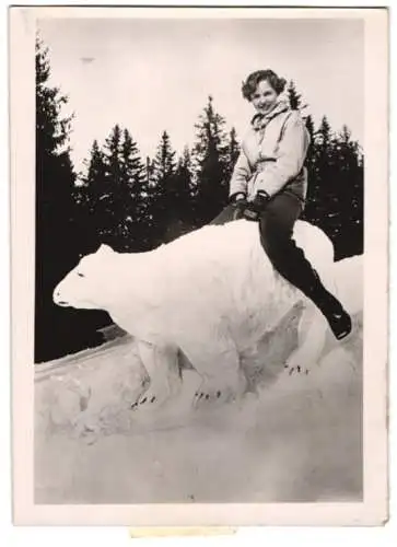 Fotografie junge Frau auf Eisbär aus Schnee sitzend 1940