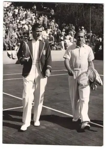 Fotografie Atlantic, Tennis Daviscup 1939, Tennisspieler Shayes und Henner Henkel betreten Rot-Weiss Platz 1939