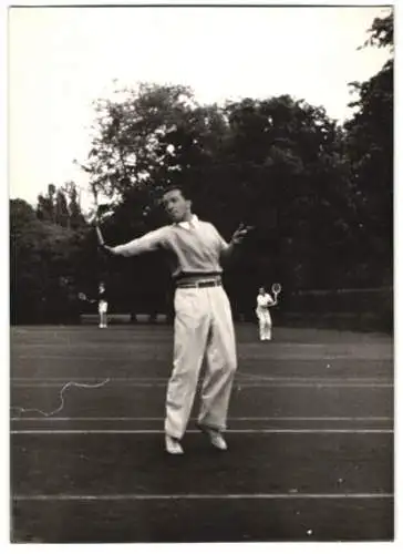 Fotografie Tennis-Turnier in Wien 1940, Deutscher Auswahlspieler Göpfert im Spiel gegen Schubert