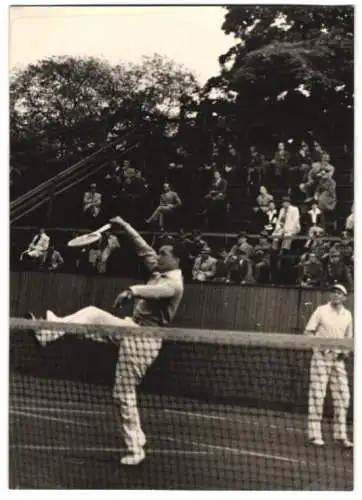 Fotografie Tennis-Turnier in Wien 1940, Spielszene im Männer-Doppel Metaxa-Göpfert gegen Horwarth-Stollberg