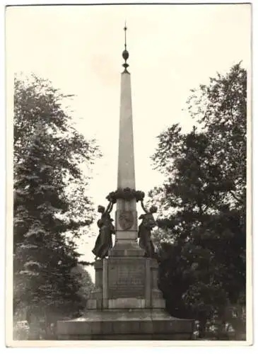 Fotografie Doliwa, Ansicht Wien, Gürtel-Erinnerungs-Obelisk an der Kreuzung Mariahilferstrasse 1938