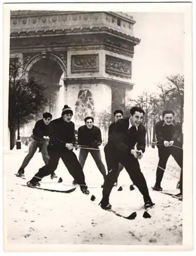 Fotografie Atlantic, Ansicht Paris, Skiläufer am Arc de Triomphe 1938