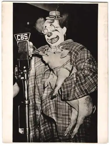 Fotografie Prosit Neujahr 1938 allen Rundfunkhörern, Clown mit Schwein sendet Neujahrsgrüsse via CBS - Rundfunk