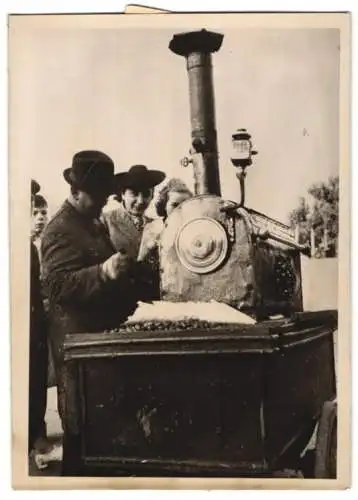 Fotografie Atlantic, Strassenhändler röstet Maronen in seinem mobilen Ofen 1940