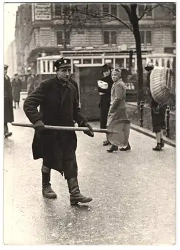 Fotografie Wilhelm Sturm, Ansicht Wien, Mitarbeiter der Strassenreinigung streut bei Glatteis