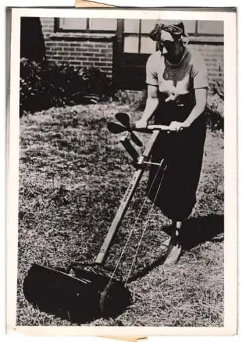 Fotografie Atlantic, Rasenmäher mit Luftkühlung, Hausfrau benutzt Mäher mit Ventilator 1941