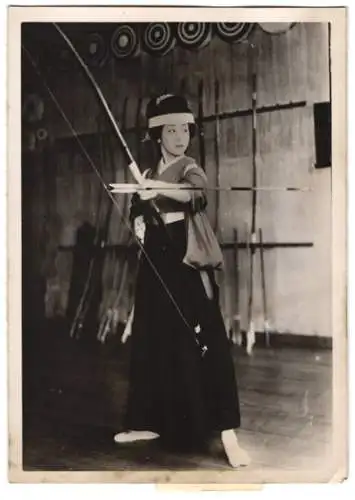 Fotografie Atlantic, Japanische Schauspielerin Fuka Mizu beim Bogenschiessen im traditionellen Kimono 1940