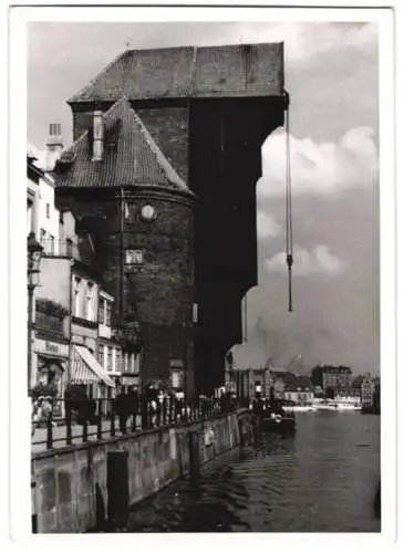 Fotografie Schstal, Ansicht Danzig - Gdansk, Krantor im Hafen mit Promenade