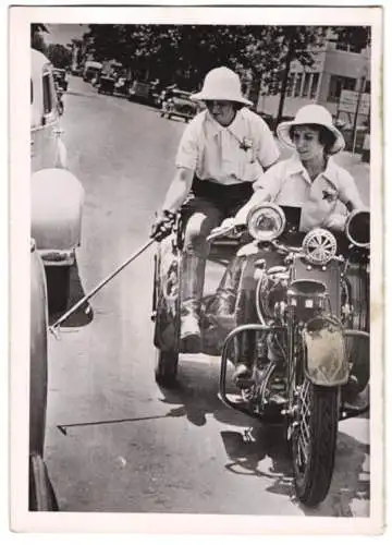 Fotografie Atlantic, Sacramento / Kalifornien, Politessen auf Motorrad Indian, Motordreirad / Trike b. Fahrzeugkontrolle