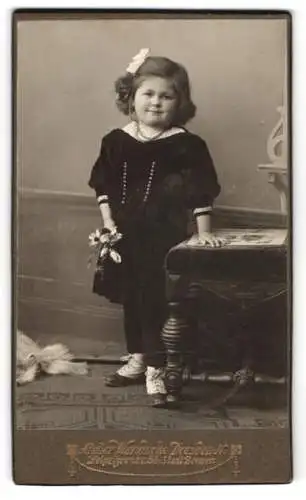 Fotografie Atelier Wendsche, Dresden, Leipziger Str. 58, Porträt eines jungen Mädchens mit Blumenstrauss